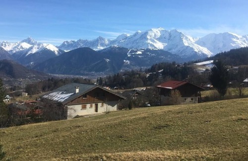 Cordon Ski Chalet | Chalet facing the Mont Blanc chain near the center of the village