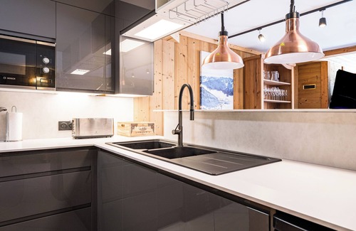 Les Bruyeres Ski Chalet | Chalet 'Gabrielle Luxe Ski-In/Ski-Out' with Lake View, Private Terrace and Wi-Fi