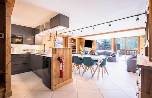 Les Bruyeres Ski Chalet | Chalet 'Gabrielle Luxe Ski-In/Ski-Out' with Lake View, Private Terrace and Wi-Fi