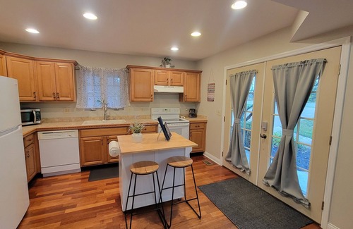 Williamstown House | Chalet Haus. 5 min from the Ark Encounter. Room for 10 with gameroom and deck.