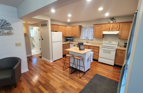Williamstown House | Chalet Haus. 5 min from the Ark Encounter. Room for 10 with gameroom and deck.
