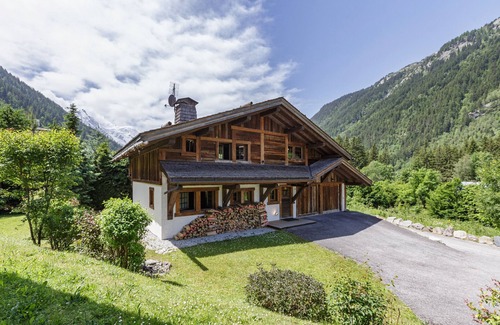 Chamonix-Mont-Blanc Ski Chalet | Chalet Hermine 5*, Hot Tub and Sauna, Les Chosalets