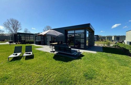Enkhuizen Ski Chalet | Chalet in Enkhuizen with Swimming Pool