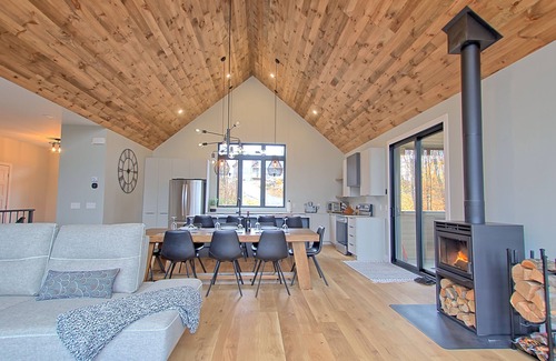 Saint-Faustin-Lac-Carre Ski Chalet | Chalet in the mountains, on the golf course and near skiing.