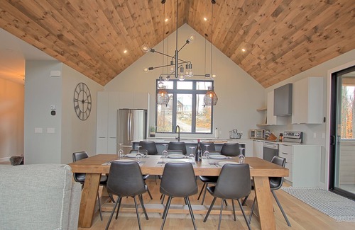 Saint-Faustin-Lac-Carre Ski Chalet | Chalet in the mountains, on the golf course and near skiing.