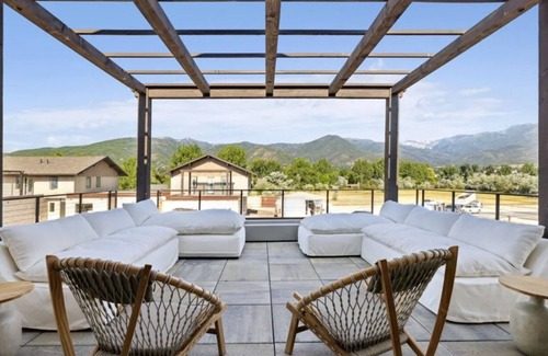 Midway House | Chalet-Inspired Luxury Retreat Sleeps 14