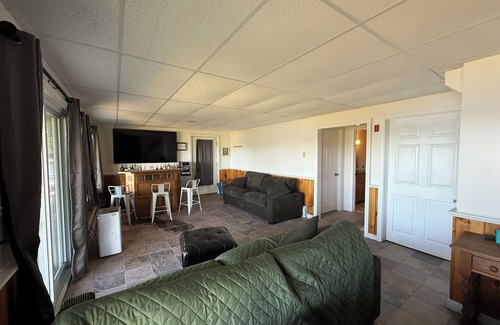 Canaan House | Chalet Joyeux-cheerful cottage. Enchanting 3-bedroom house on Lake Wallace.