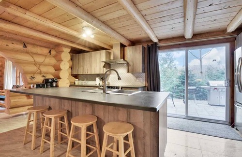 Mauricie House | Chalet Le Mélisse | Rustic Log Chalet in Nature