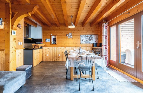 Notre-Dame-du-Pre Ski Chalet | Chalet 'Les Skieurs' with Mountain View, Private Terrace and Wi-Fi