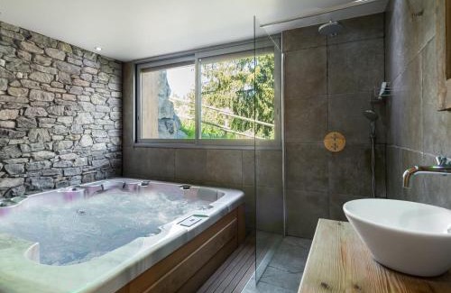 Courchevel Ski Chalet | Chalet luxueux à Courchevel avec espace bien-être, parfait pour familles et amis - FR-1-562-20