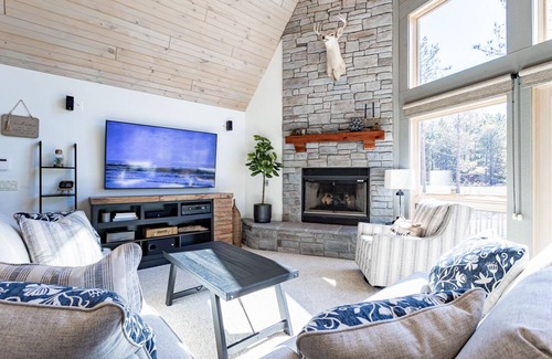 Rome Ski Chalet | Chalet-Modern Retreat! GOLF, LAKES, BEACHES, HIKING !SAND VALLEY 5 minutes!