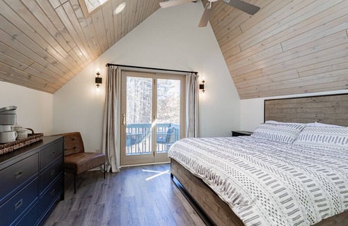 Rome Ski Chalet | Chalet-Modern Retreat! GOLF, LAKES, BEACHES, HIKING !SAND VALLEY 5 minutes!
