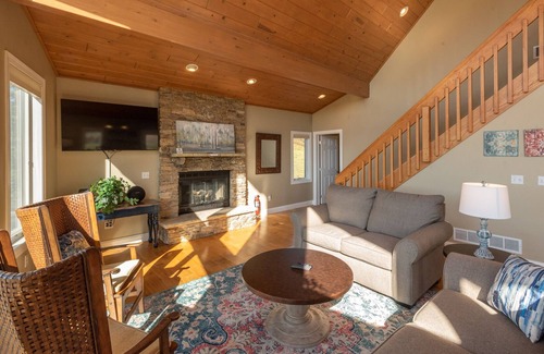 Waterfront Greens House | Chalet on the Greens: Lake Access, Hot Tub, Community Amenities!