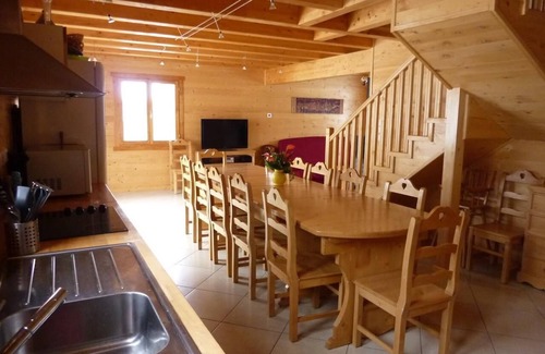 Les Orres Ski Chalet | Chalet 'Pastorale Au Pied Des Pistes' with Mountain View, Shared Pool and Wi-Fi