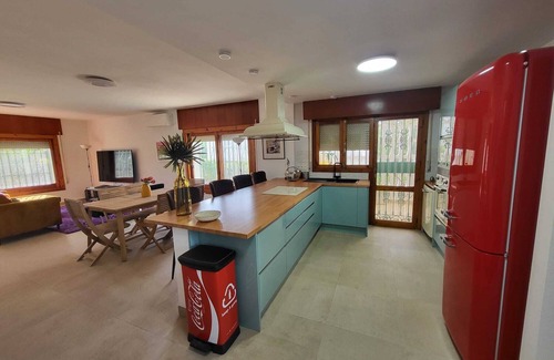 Roquetas de Mar Ski Chalet | Chalet reformado ideal para familias, con jardín, a 3 minutos a pie de la playa