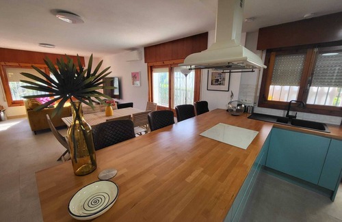 Roquetas de Mar Ski Chalet | Chalet reformado ideal para familias, con jardín, a 3 minutos a pie de la playa
