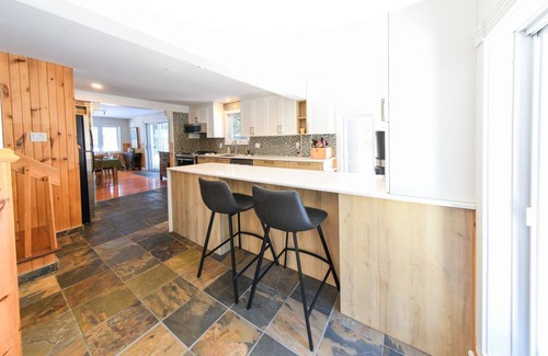 Saint-Colomban Ski Chalet | Chalet Rustique sur un Grand Terrain Boisé et Isolé Bordé par une Petite Rivière