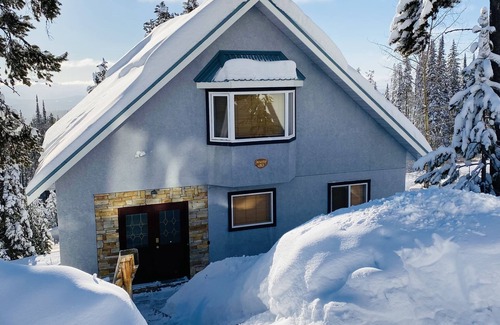 Snow Pine Estates Ski Chalet | Chalet Snowdrop (Ski in/out chalet with a view)