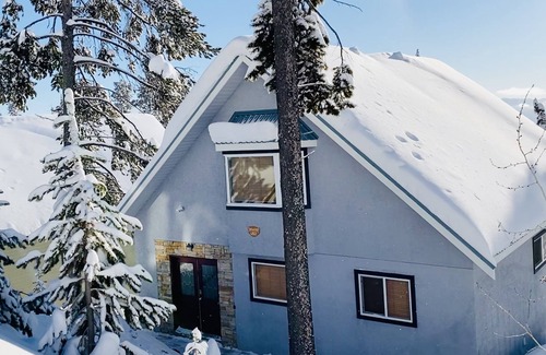 Snow Pine Estates Ski Chalet | Chalet Snowdrop (Ski in/out chalet with a view)