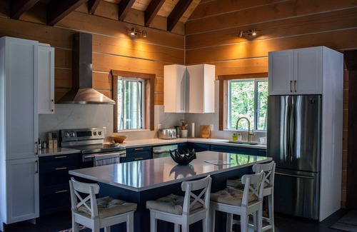 Otter Lake Cottage | Chalet St-Aubin : Luxurious Lakeside Log Home