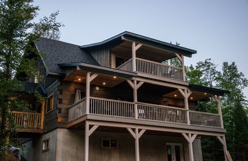 Otter Lake Cottage | Chalet St-Aubin : Luxurious Lakeside Log Home