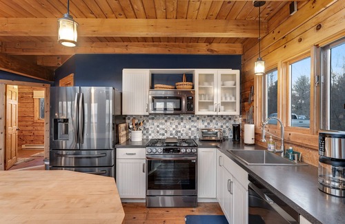 Isle La Motte House | Chalet-style cabin on Lake Champlain with private beach & studio - dog-friendly