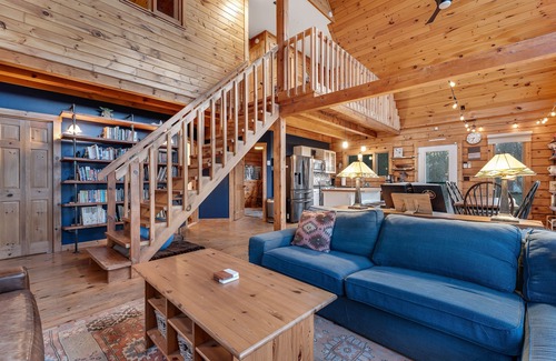 Isle La Motte House | Chalet-style cabin on Lake Champlain with private beach & studio - dog-friendly