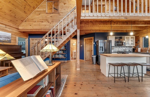 Isle La Motte House | Chalet-style cabin on Lake Champlain with private beach & studio - dog-friendly