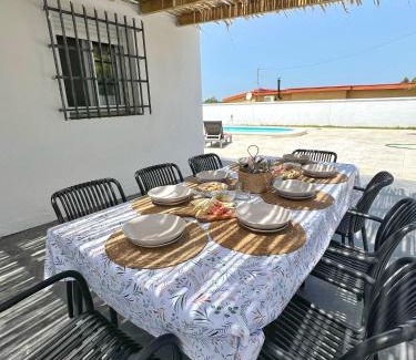 Chiclana de la Frontera House | Chalet Vacacional ELIÁ -Piscina Privada, BBQ, Wifi