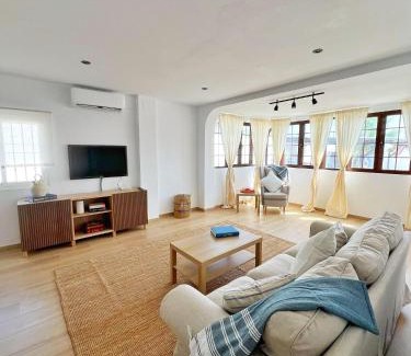 Chiclana de la Frontera House | Chalet Vacacional ELIÁ -Piscina Privada, BBQ, Wifi