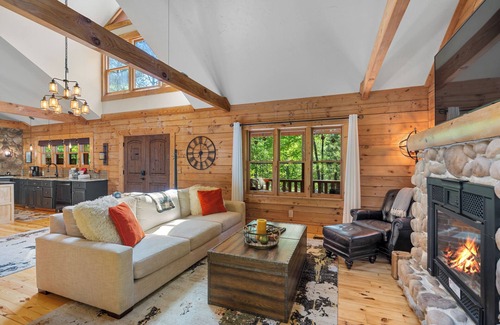 Lake Lure Cabin | Chalet Vie at Lake Lure - sleeps 7, hot tub, dog friendly
