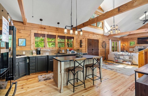Lake Lure Cabin | Chalet Vie at Lake Lure - sleeps 7, hot tub, dog friendly