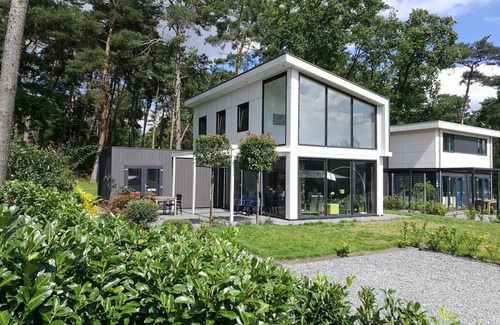 Susteren House | Chalet with 3 bedrooms, 2 bathrooms and a garden