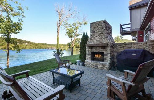 Lampe House | Chalets Resort Luxury Lakefront Chalet Family Friendly 2 Pools Free Amenities