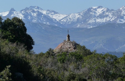 Lama House | Chamber against the rock. Facing the valley and the beach of Ostriconi.