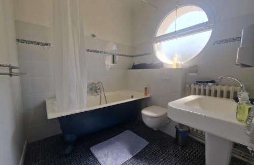 Labouheyre House | Chambre 2 Bleue - WIFI - Proche gare