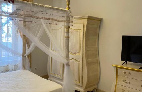 Centre Historique House | Chambre a Baldaquin Maison de L'Église Du couvent