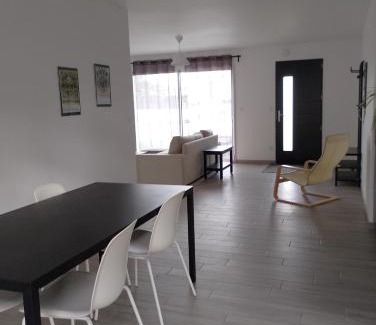 Valdivienne House | Chambre avec salle de bain et WC privés