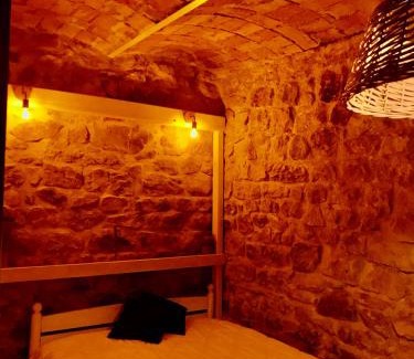 Saint-Genest-de-Bauzon House | Chambre atypique dans une cave voutée avec petit déjeuner