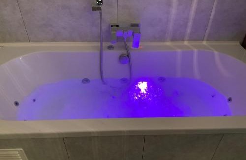 Gesves House | Chambre avec jacuzzi ou Chalets dans les bois