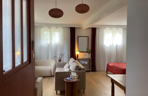 Craponne Bed & Breakfast | Chambre avec salon et salle de bain