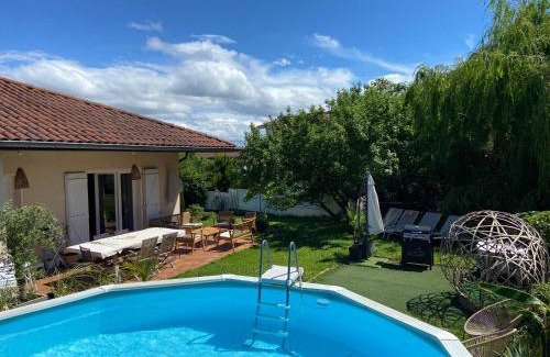 Craponne Bed & Breakfast | Chambre avec salon et salle de bain