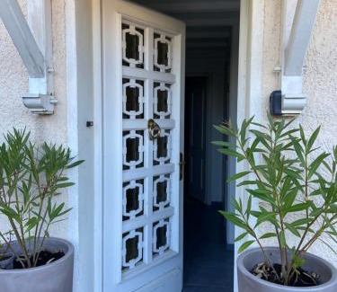 Craponne Bed & Breakfast | Chambre avec salon et salle de bain