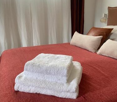 Craponne Bed & Breakfast | Chambre avec salon et salle de bain