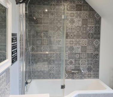 Pruille-le-Chetif House | Chambre avec sdb