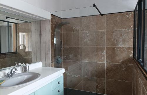 Merignac House | Chambre cosy et salle d'eau dans maison Mérignac Arlac