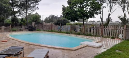 Lagnes Bed & Breakfast | Chambre d'Hotes Manon - Domaine Les Peupliers -