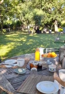 Lagnes Bed & Breakfast | Chambre d'Hotes Manon - Domaine Les Peupliers -