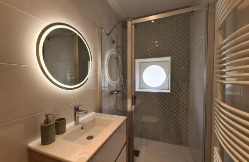 Chateauroux Bed & Breakfast | Chambre "Diane" avec salle d'eau privative et petit-déjeuner à Châteauroux - FR-1-591-602