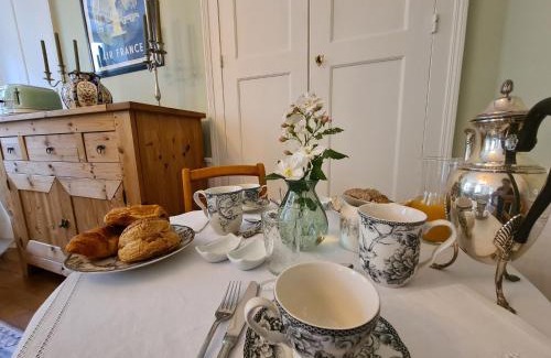 Chateauroux Bed & Breakfast | Chambre "Diane" avec salle d'eau privative et petit-déjeuner à Châteauroux - FR-1-591-602